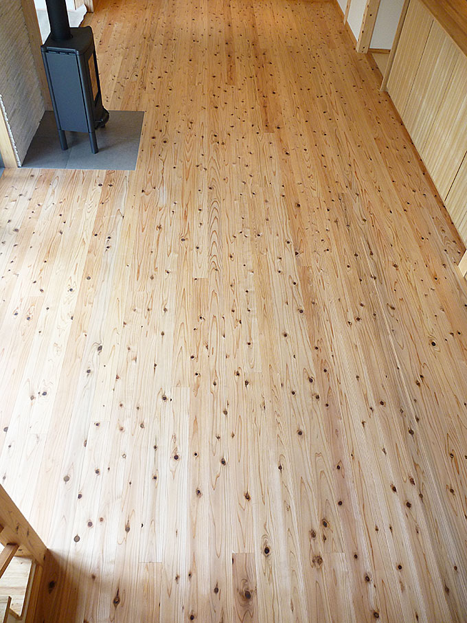 無垢材ならではのぬくもりを感じる杉赤特フローリング