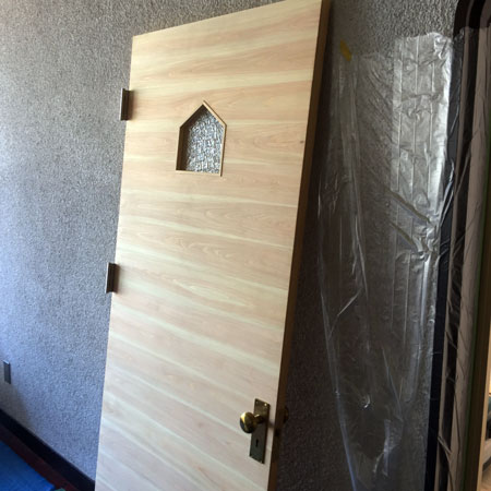 小窓が可愛い檜ドア