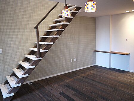 杉の階段ブラウンとホワイトの２色塗装の施工例