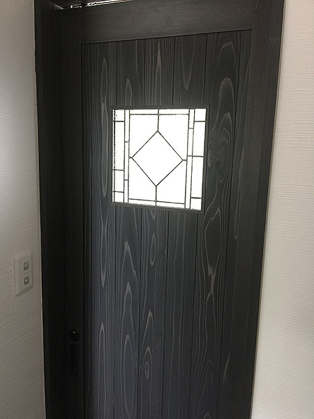 杉ブラックなドア