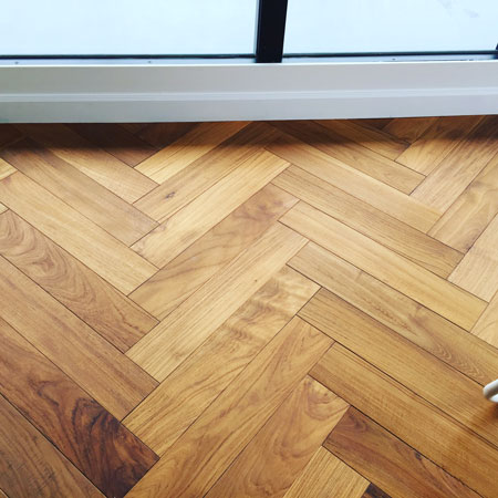 チークヘリンボーン貼り